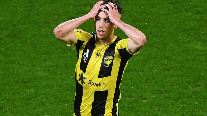 Sam Sutton of the Wellington Phoenix reacts after missing a shot at goal against the Melbourne Victory. (Photo / Photosport)