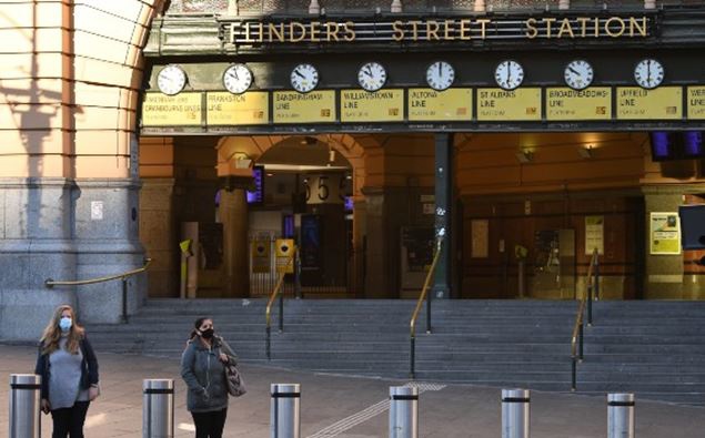 People wearing face masks are seen in Melbourne during the May-June lockdown. (Photo / AAP)