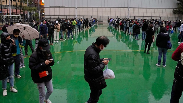 Residents line up to get tested for the coronavirus at a temporary testing center in Hong Kong, Thursday, Feb. 17, 2022. (Photo / AP)
