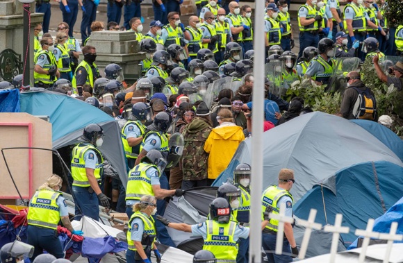 Hundreds of police officers during their operation to end the 23-day long Covid-19 Convoy protest at Parliament. (Photo / Mark Mitchell)