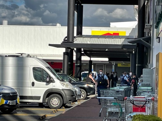 Police at the scene in New Lynn. (Photo / Alex Burton)