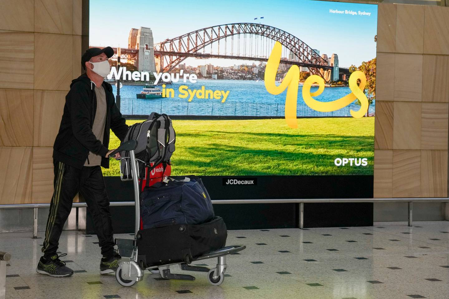 Passengers arrive early morning at Sydney Airport. (Photo / AP)