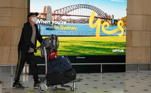 Passengers arrive early morning at Sydney Airport. (Photo / AP)