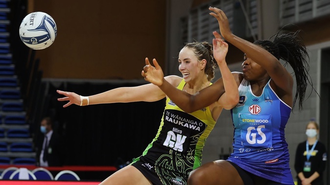 Pulse's Kelly Jury and Mystics' Grace Nweke in action. Photo / Photosport