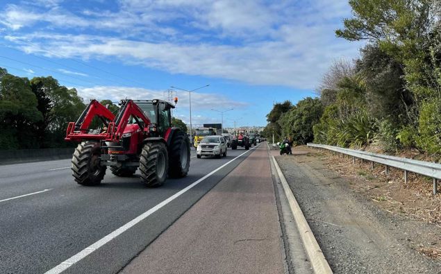 Heavy traffic in Auckland's State Highway 1 City bound. (Photo / Emma Olsen)