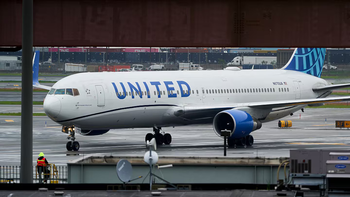 United Airlines jet hits light pole and delivery truck while landing in US