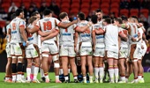 The Chiefs players are seen embracing at the halftime break during the round 13 Super Rugby match between Queensland Reds and Chiefs at Suncorp Stadium, on May 08, 2026, in Brisbane, Australia. (Photo by Bradley Kanaris/Getty Images)
