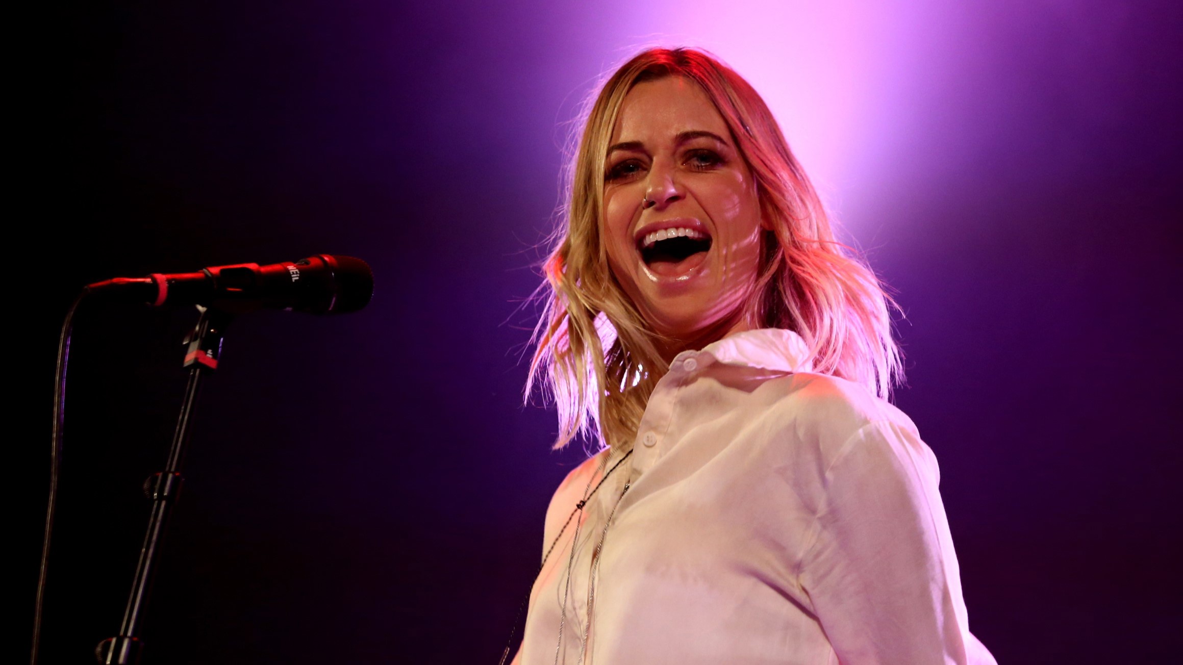 Gin Wigmore Returns to New Zealand, Opens Deli and Readies New Album 'Beautiful Mess'