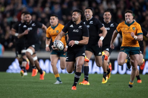 All Blacks first five-eighth Richie Mo'unga runs away to score a try. (Photo/Photosport)