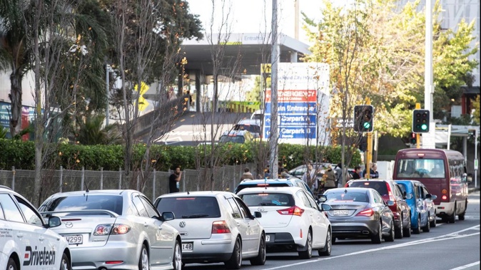Traffic lines up to get into Auckland City Hospital. (Photo / Jason Oxenham)
