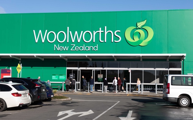 Shoplifter pees on shelves as he walks down supermarket aisle