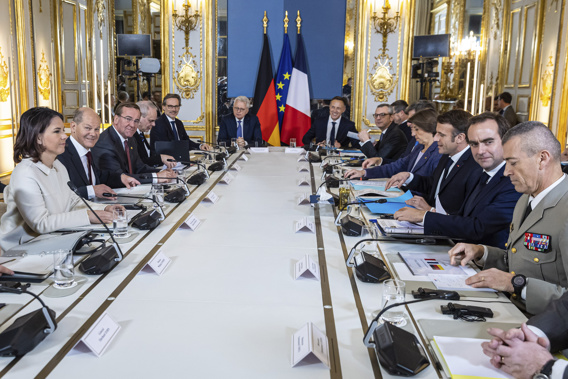 German Foreign Affairs Minister Annalena Baerbock, left, German Chancellor Olaf Scholz, second left, German Defense Minister Boris Pistorius, third left, French Defense Minister Sebastien Lecornu, second right, and French President Emmanuel Macron, third right, attend a Defense and Security joint council upon a Franco-German Ministers council as part of the 60th anniversary of the Elysee Treaty at Elysee Palace in Paris, Sunday, Jan. 2023. Photo / AP