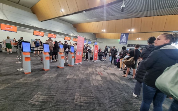 Queues at Wellington Airport after flights were cancelled. Photo: RNZ / Krystal Gibbens