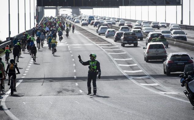 A "Liberate the Lane" rally spills onto and over the Auckland Harbour Bridge. Photo / Dean Purcell