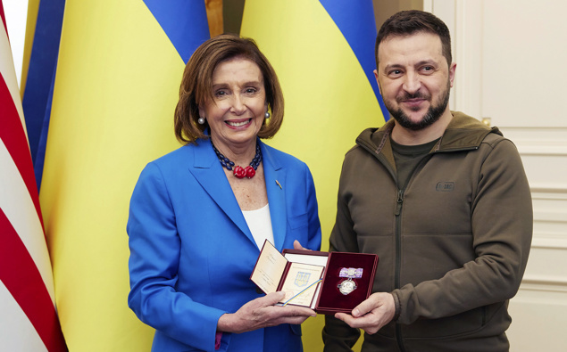 In this image released by the Ukrainian Presidential Press Office on Sunday, May 1, 2022, Ukrainian President Volodymyr Zelenskyy, right, awards the Order of Princess Olga, the third grade, to U.S. Speaker of the House Nancy Pelosi in Kyiv, Ukraine, Saturday, April 30, 2022. (Photo / AP)
