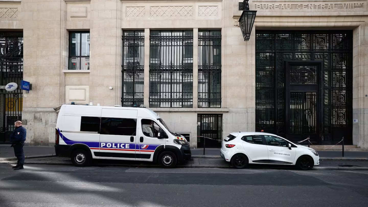 Police foil bomb plot outside US bank in central Paris