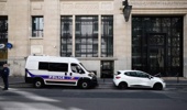 A policeman stands alongside police and private security vehicles outside The Bank of America building in the 8th arrondissement of Paris on March 28, 2026, following an apparent bomb attack attempt. Photo / Sebastien Dupuy, AFP