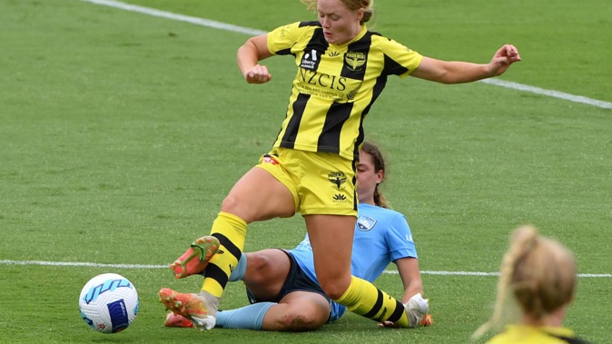 Grace Wisnewski in action for the Phoenix. Photo / Photosport