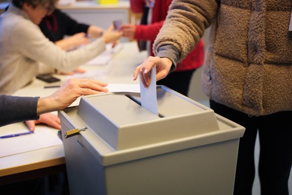: Voters arrive at a polling station to cast their ballots in snap federal parliamentary elections on February 23, 2025 in Berlin, Germany. Germany is holding elections today following the collapse of the three-party government coalition last November. (Photo by Andreas Rentz/Getty Images)