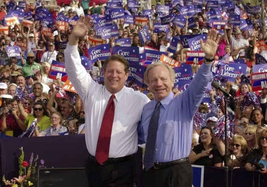 Democratic presidential candidate Vice President Al Gore, left, and his running mate, vice presidential candidate Sen. Joe Lieberman, of Connecticut, wave to supporters at a campaign rally in Jackson in 2000. Photo / AP