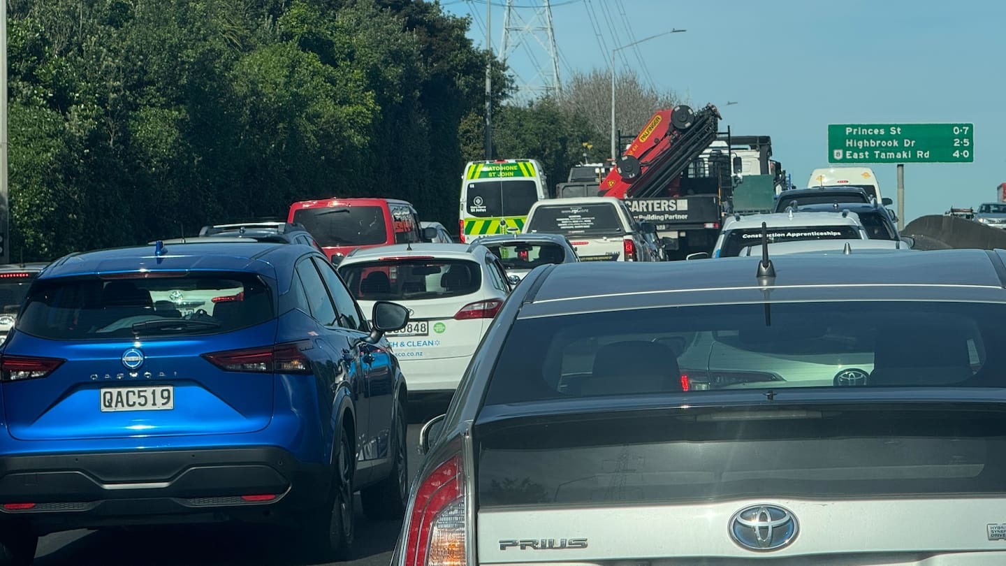 Auckland New Year's holiday traffic grinds to a halt on key highway routes