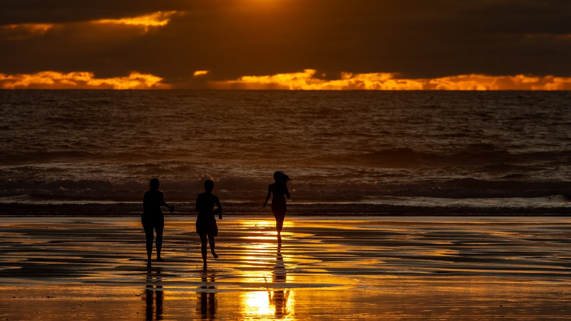 Homes evacuated amid North Island forest fires as temps across NZ remain high
