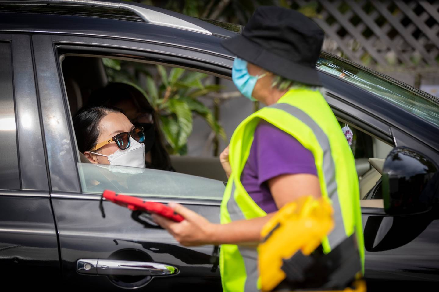 Lisa Ngu and Yien Tang get their Covid booster vaccinations. (Photo / Michael Craig)