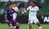 Adam Taggart of the Glory contests the ball against Dan Hall of Auckland FC during the round 15 A-League Men match between Perth Glory and Auckland FC at HBF Park, on January 31, 2026, in Perth, Australia. (Photo by Janelle St Pierre/Getty Images)