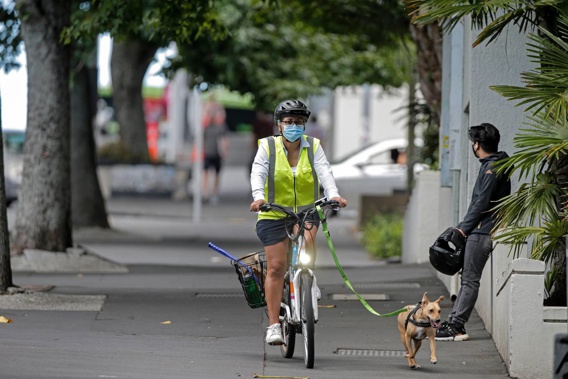 Mask-wearing in Auckland's central city during the Omicron outbreak. (Photo / Alex Burton)