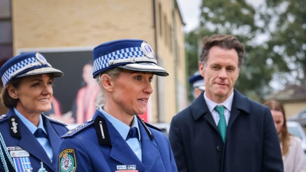 Hero Bondi cop who stopped mall attacker now faces cancer battle
