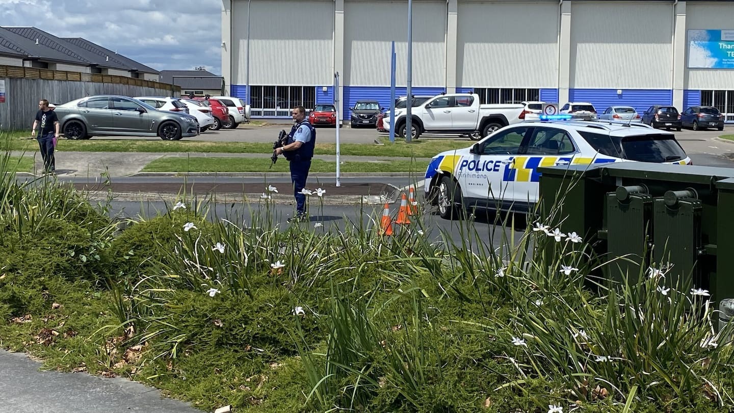 Armed police at the intersection of Beach Rd and Park Rd in Katikati.