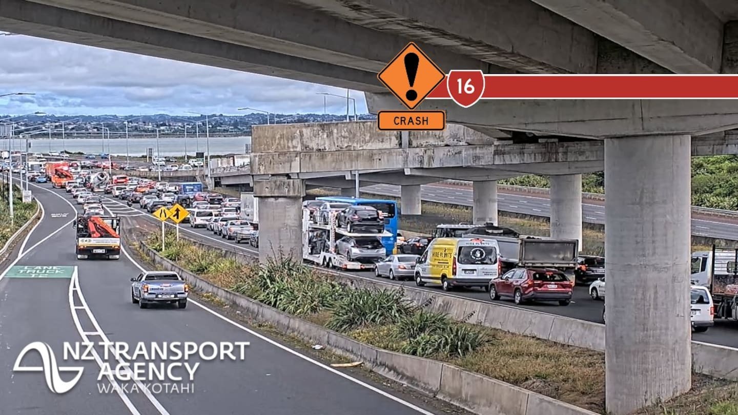 Significant delays after Auckland motorway crash injures one person