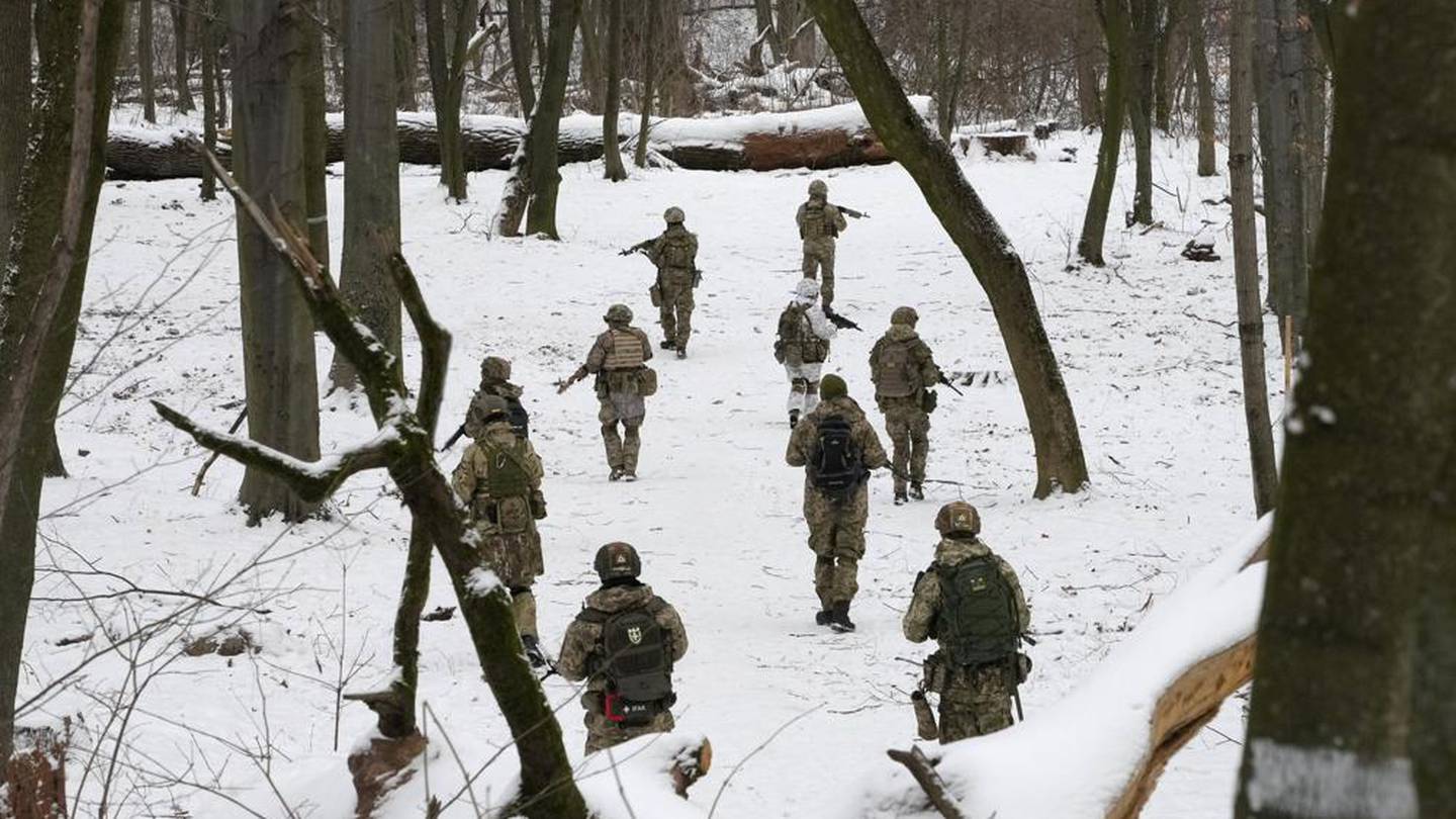 Members of Ukraine's Territorial Defense Forces, volunteer military units of the Armed Forces, train in a city park in Kyiv. (Photo / AP)