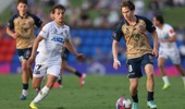 Callan Elliot of Auckland FC competes for the ball with Lachlan Bayliss of the Jets during the round 21 A-League Men match between Newcastle Jets and Auckland FC at McDonald Jones Stadium, on March 14, 2026, in Newcastle, Australia. (Photo by Scott Gardiner/Getty Images)