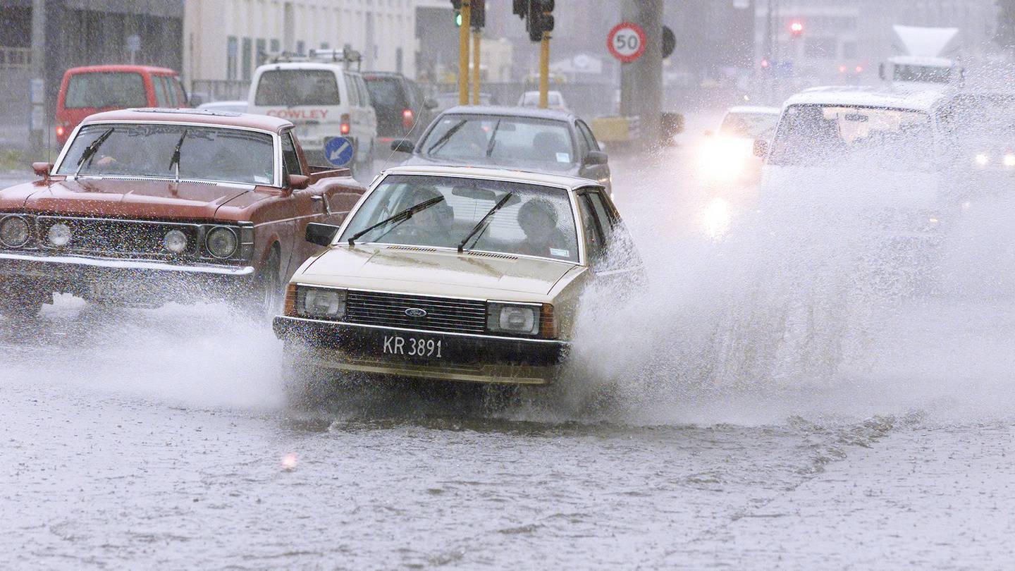 Traffic hitting surface flooding during heavy rain in Wellington. Photo / Mark Mitchell