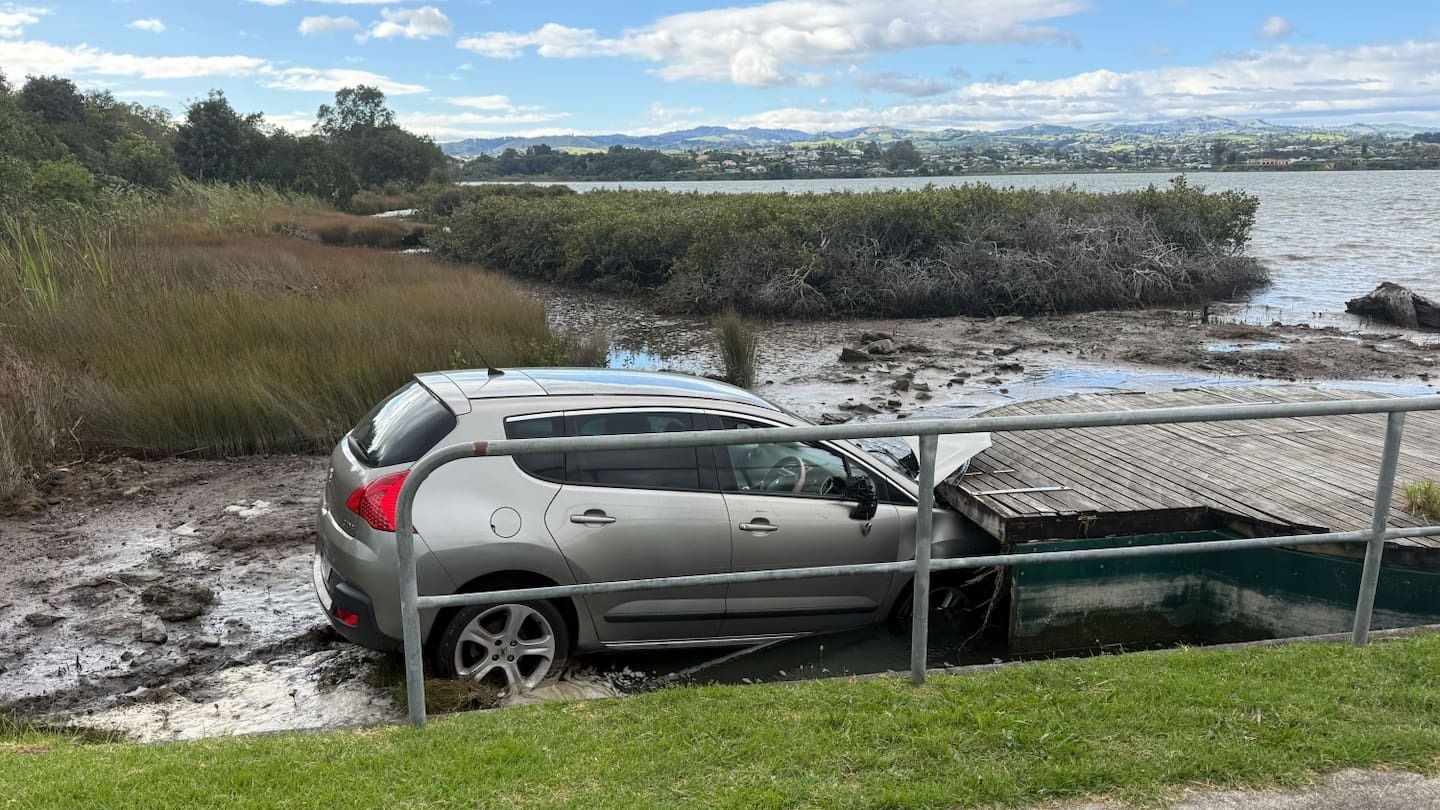 Emergency services respond after car goes into water in Tauranga
