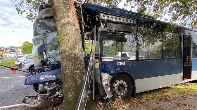 A bus has smashed into a tree on Elliot St, Pahurehure.