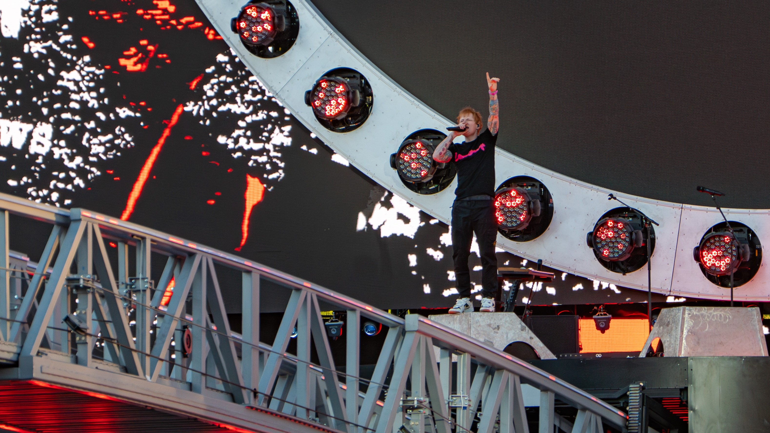 "Spectacle": Ed Sheeran kicks off Loop Tour in Auckland 