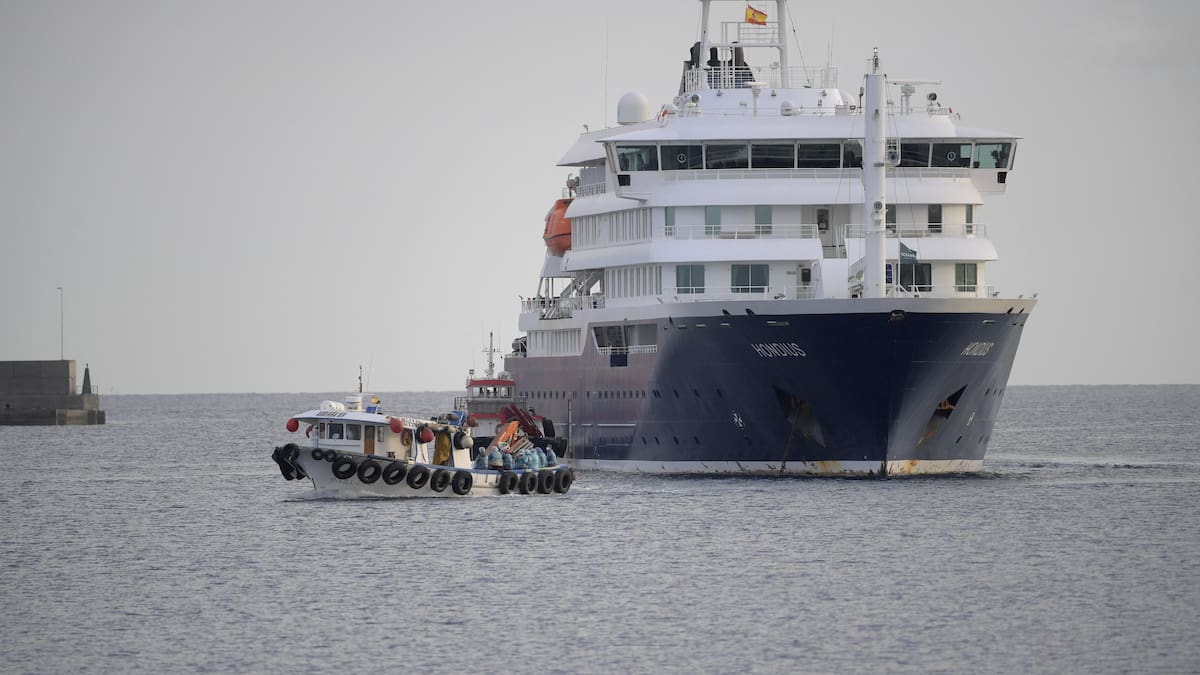 Kiwi from hantavirus-hit cruise ship in good health before flight to Australia