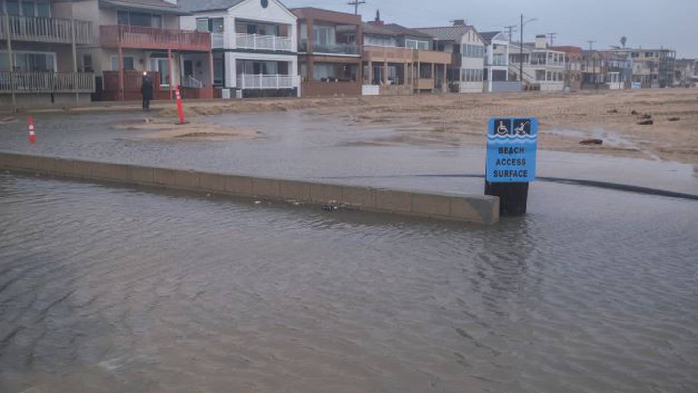 A flooded beach-side parking lot in front of beachfront homes in Seal Beach, California on Thursday, where damaging winds and heavy rains from a powerful "atmospheric river" were pounding the state. Photo / AP
