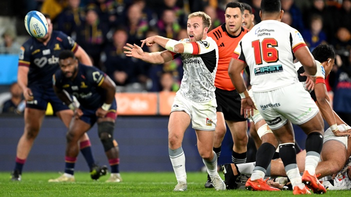 Xavier Roe of the Chiefs passes the ball during the round 16 Super Rugby Pacific match between Highlanders and Chiefs at Forsyth Barr Stadium, on May 30, 2025, in Dunedin, New Zealand. (Photo by Joe Allison/Getty Images)