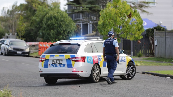 A police officer mans a cordon outside a Marr Rd property in the South Auckland suburb of Manurewa where a man died from stab wounds overnight. Police have launched a homicide investigation. Photo / Sylvie Whinray