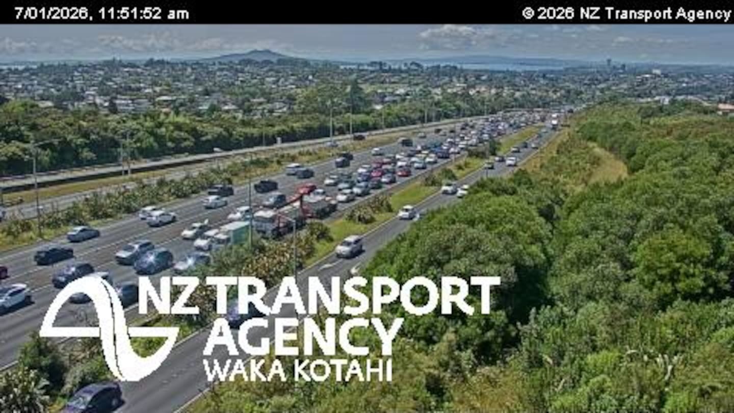 Section of Auckland's Northern Motorway closed for police incident, traffic backed up 3km