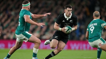 All Blacks close gap against Ireland; lose Scott and Jordie Barrett to injury