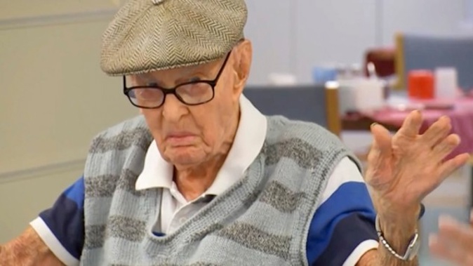 ustralia's Dexter Kruger gestures at a nursing home in the rural Queensland state town of Roma. (Photo / AP)