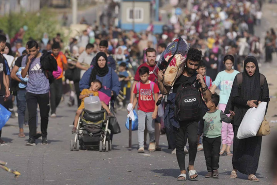 Palestinians flee to the southern Gaza Strip on Salah al-Din Street in Bureij, Gaza Strip. Photo / AP
