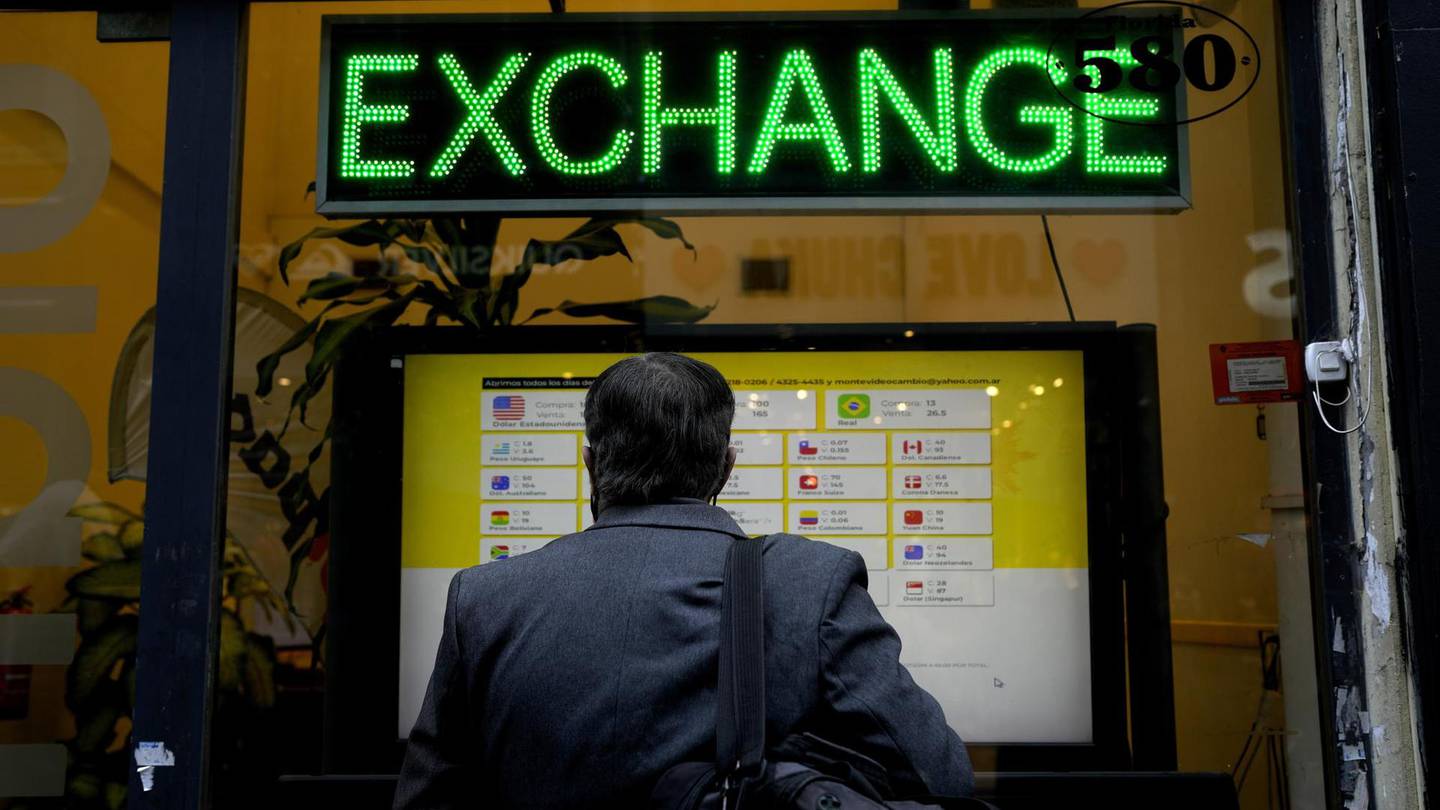 The government implemented a new regulation on November 4 allowing visitors using credit and debit cards to obtain a more favourable exchange rate. Photo/Natacha Pisarenko, AP