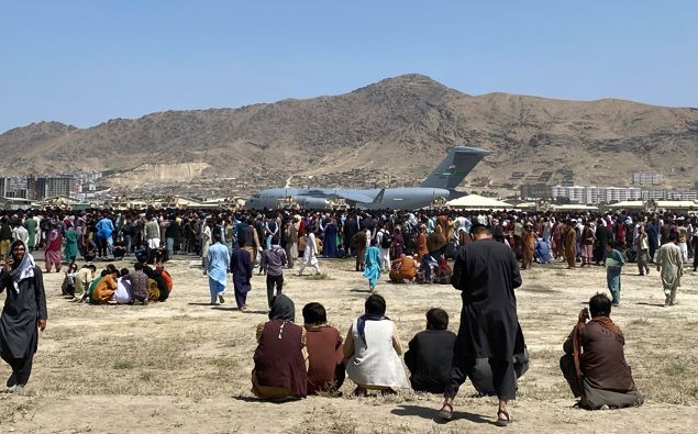 Hundreds of people gather near a U.S. Air Force C-17 transport plane at a perimeter at the international airport in Kabul, Afghanistan, on Aug. 16, 2021. (Photo / AP)
