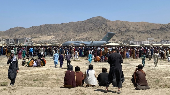Hundreds of people gather near a U.S. Air Force C-17 transport plane at a perimeter at the international airport in Kabul, Afghanistan, on Aug. 16, 2021. (Photo / AP)