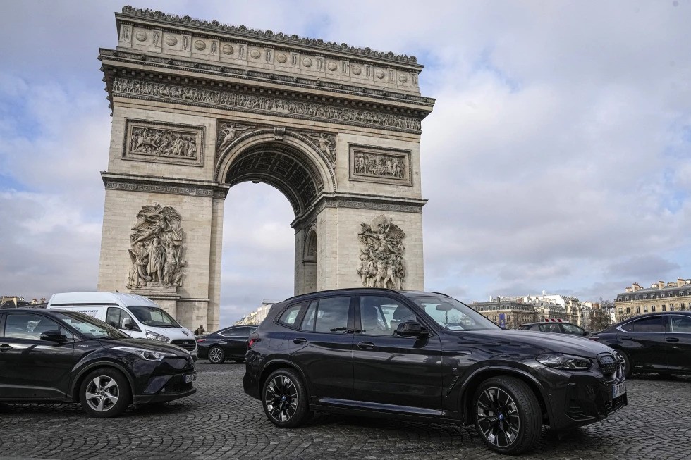  SUV car drive on the Champs Elysees avenue, near to the Arc de Triomphe Wednesday, Jan. 31, 2024 in Paris. Paris residents are voting on Sunday, Feb. 4, 2024 whether to muscle SUVs off the French capital’s streets by making them much more expensive to park. It’s the latest leg in a drive by Socialist Mayor Anne Hidalgo to make the host city for this year’s Olympic Games greener and friendlier for pedestrians and cyclists. (AP Photo/Michel Euler, File)